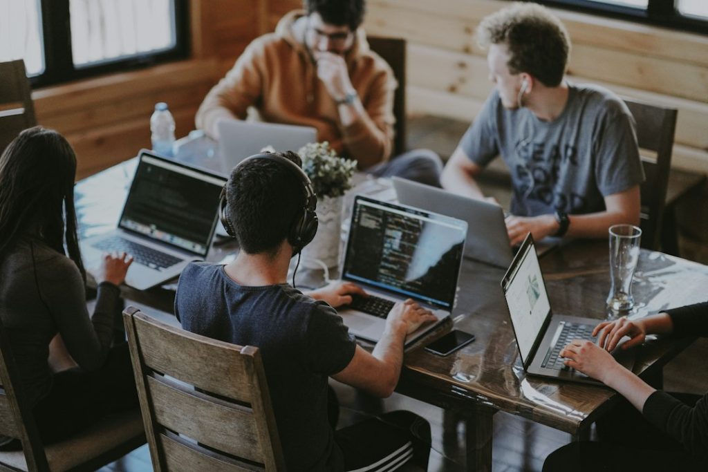 Ilustrasi tim startup teknologi berkolaborasi